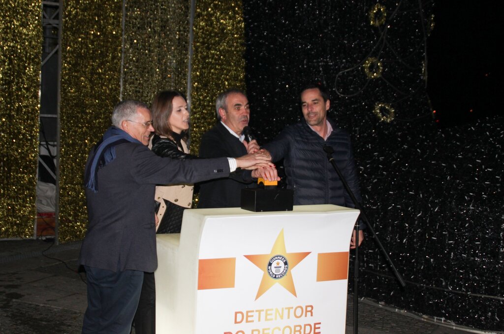 Milhares de visitantes rumaram a Águeda atraídos pelo maior e mais pequeno Pai Natal do mundo