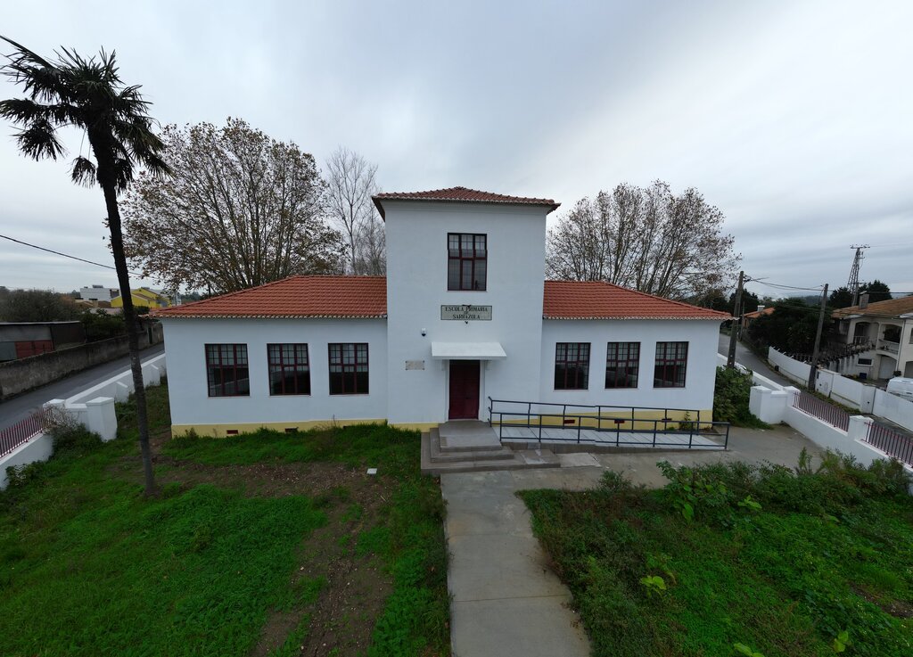 Contrato de comodato de cedência da antiga Escola Primária de Sarrazola ao Agrupamento de Escutei...