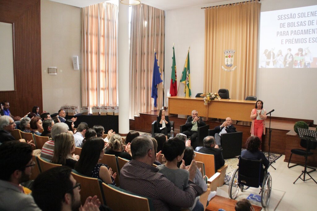 Câmara Municipal promoveu sessão de atribuição de apoios e prémios a estudantes do município