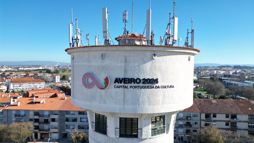Câmara instala logotipos da Capital Portuguesa da Cultura no depósito de água da AdRA para memóri...