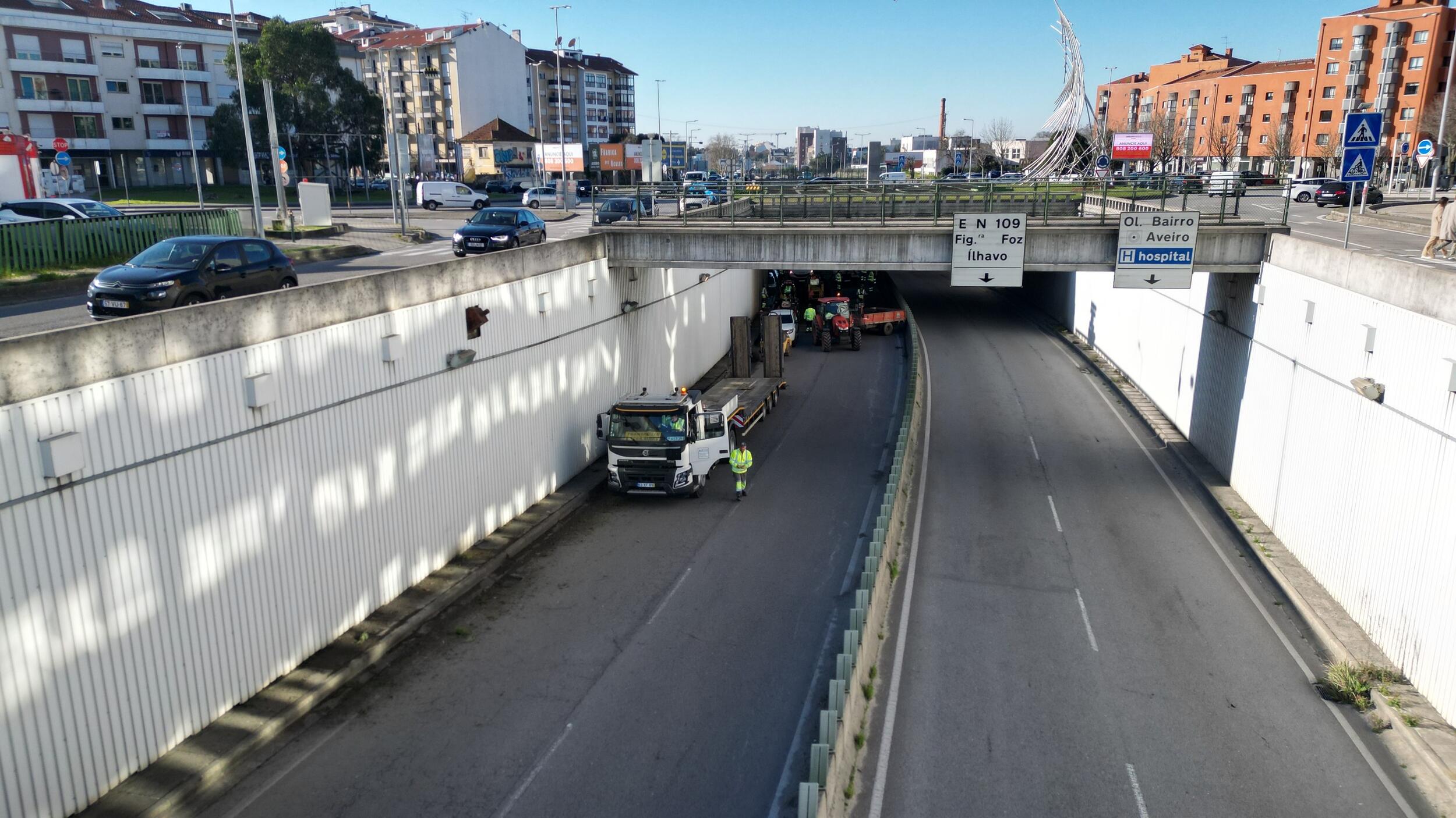 Trabalhos de pavimentação no túnel da Avenida Europa junto ao Centro Comercial Glicínias