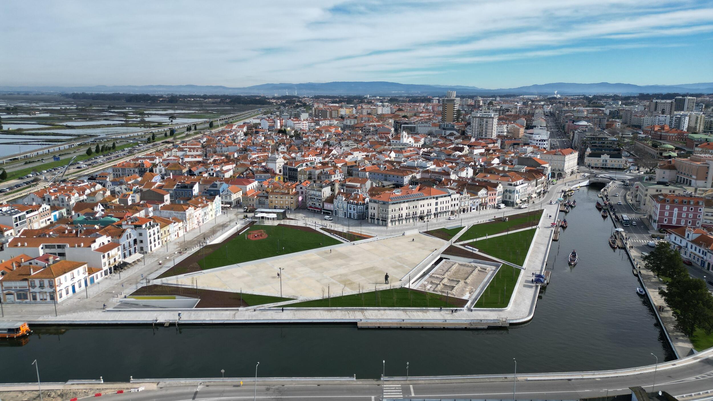 Câmara de Aveiro apresenta nova edição do livro “Cidade dos Canais” com imagens atualizadas do Mu...