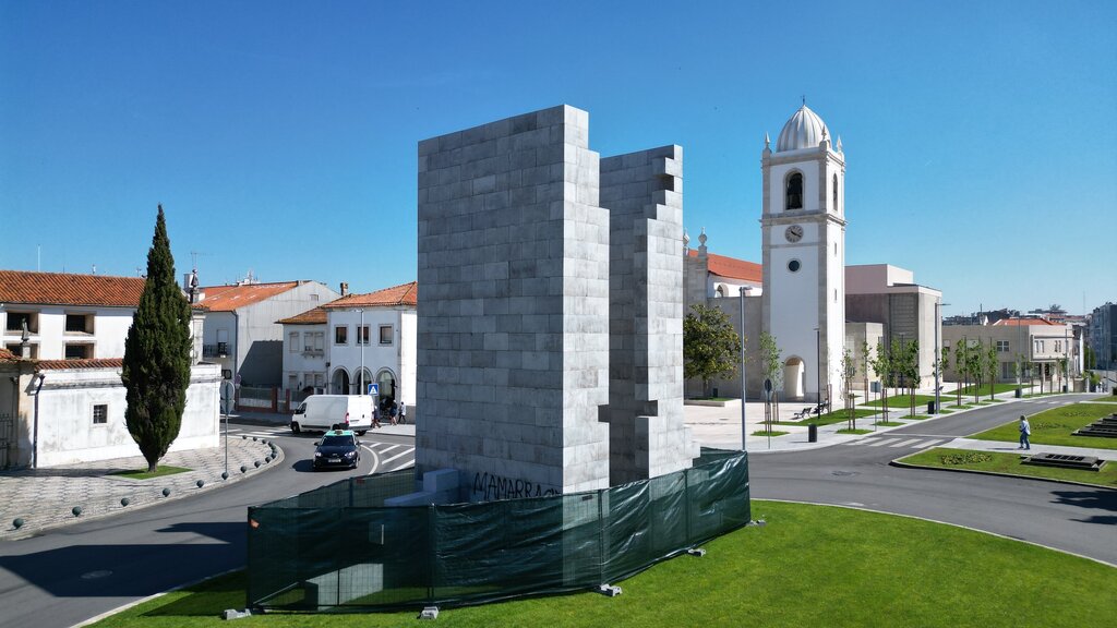 Câmara tem em curso os trabalhos de limpeza e recuperação do Monumento à Muralha de Aveiro após a...