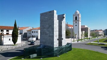 Câmara tem em curso os trabalhos de limpeza e recuperação do Monumento à Muralha de Aveiro após a...