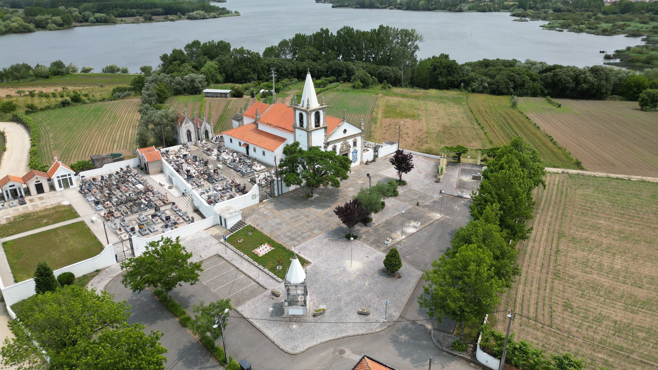 Câmara de Aveiro e E-Redes renovam iluminação na envolvente à Igreja Matriz de Requeixo