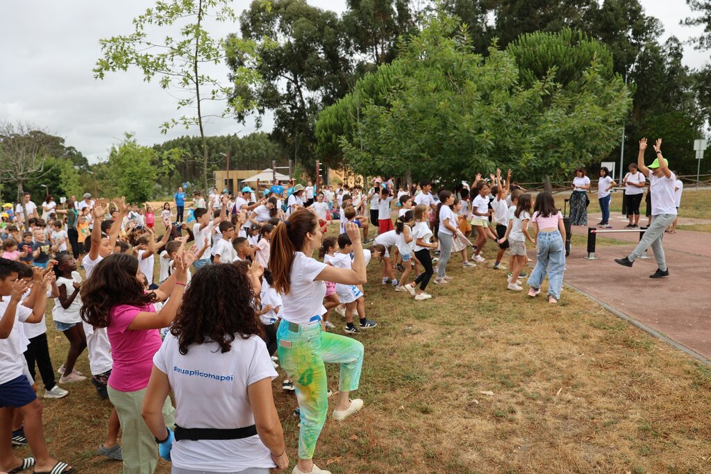 Festa colorida junta crianças de instituições sociais