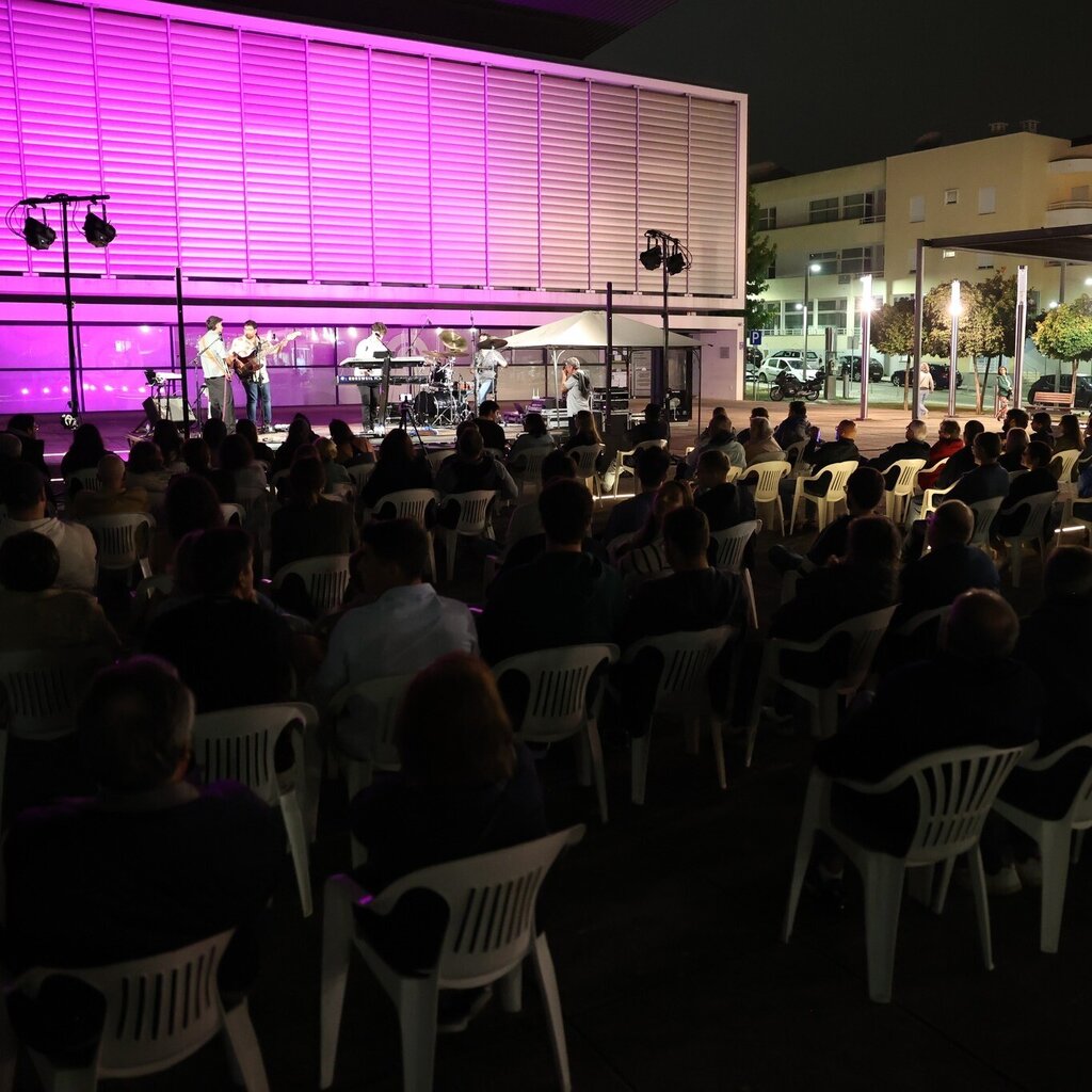 Praça da Juventude recebe concerto dos “The Founders”