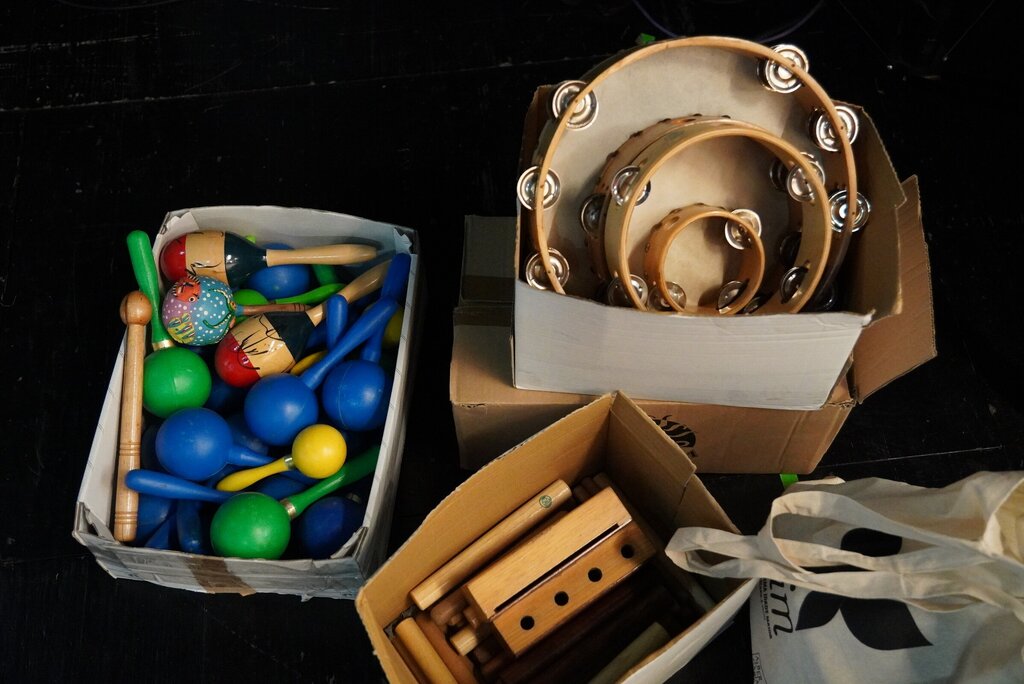 Jovens trabalham competências musicais com seniores