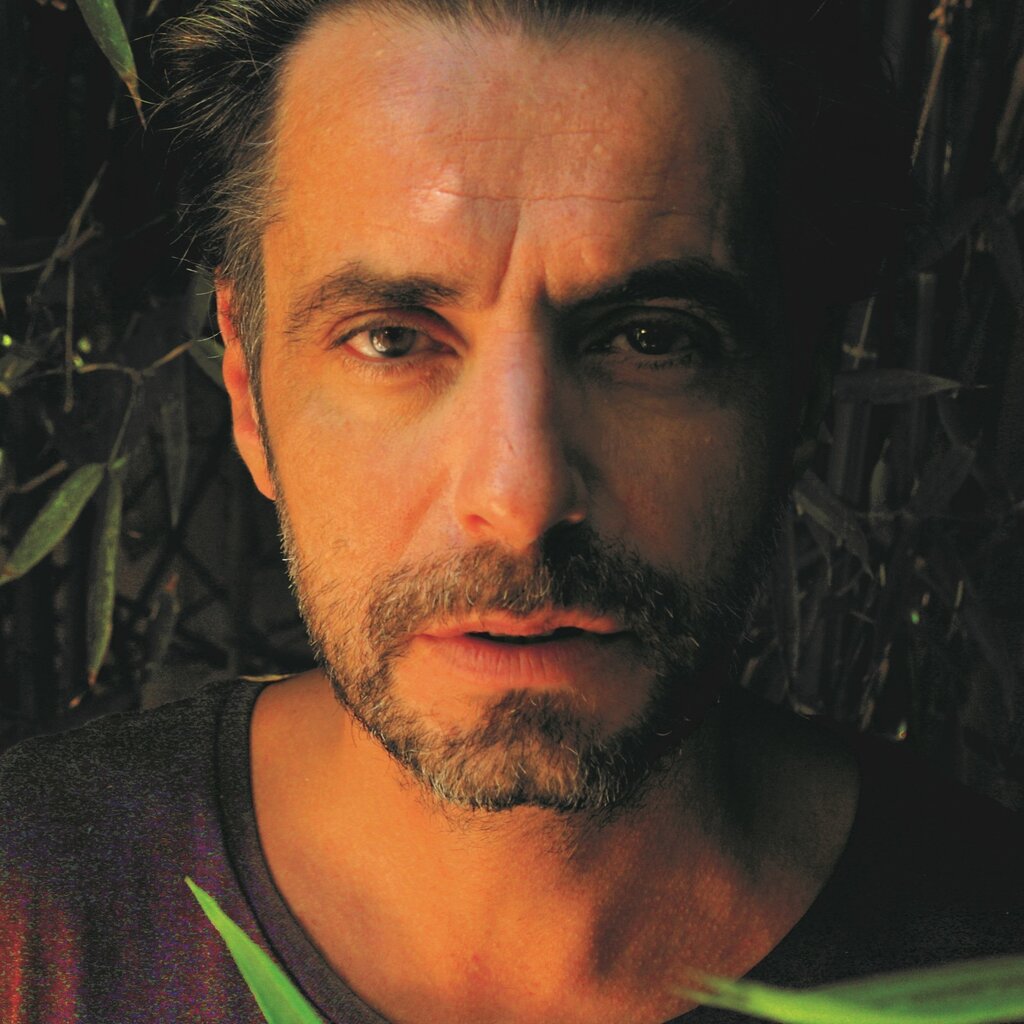 JP Simões apresenta alter-ego no Cineteatro Alba