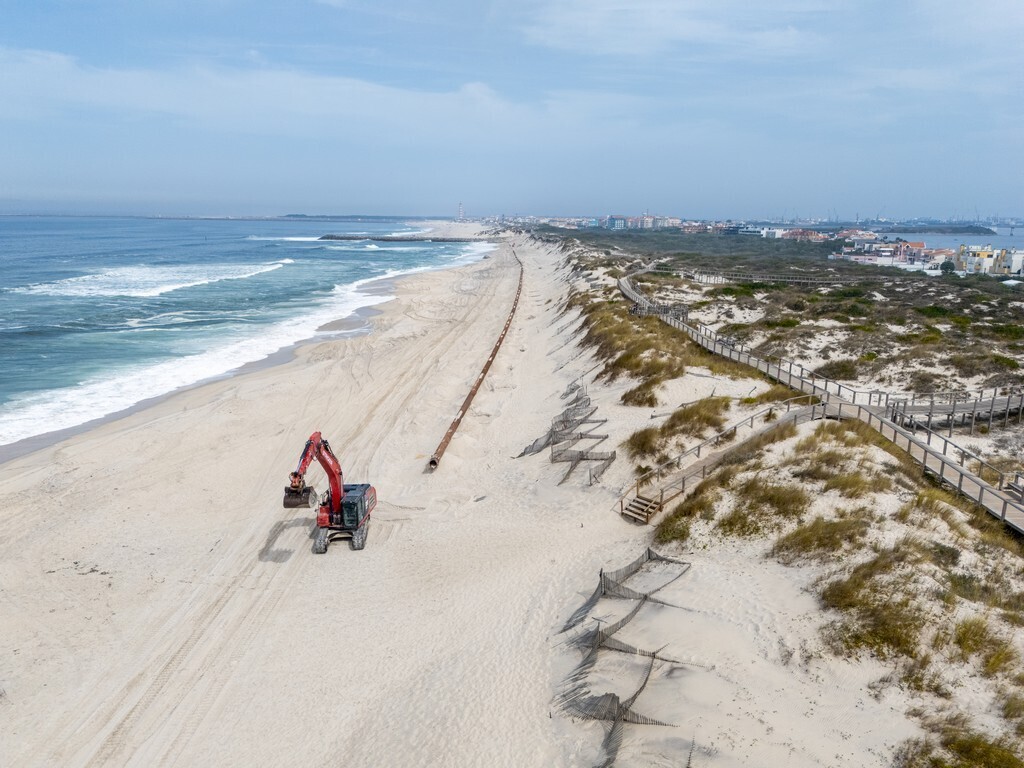 Reforço do cordão dunar entre Costa Nova do Prado e Praia da Barra  está em curso