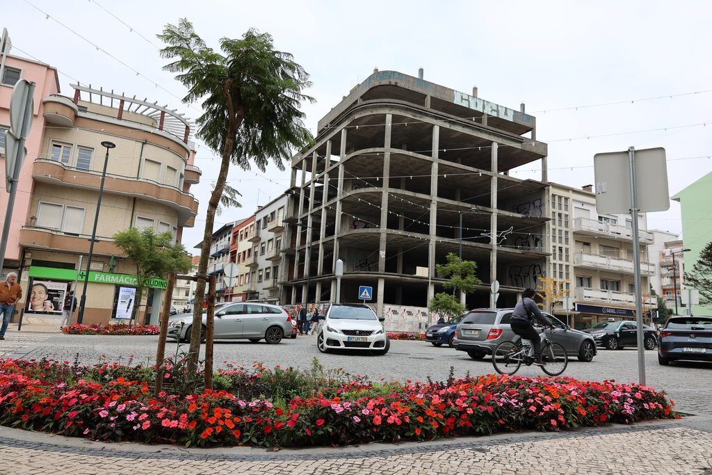 Projeto de arquitetura para finalização do Prédio da Avenida Dr. Lourenço Peixinho no gaveto com ...