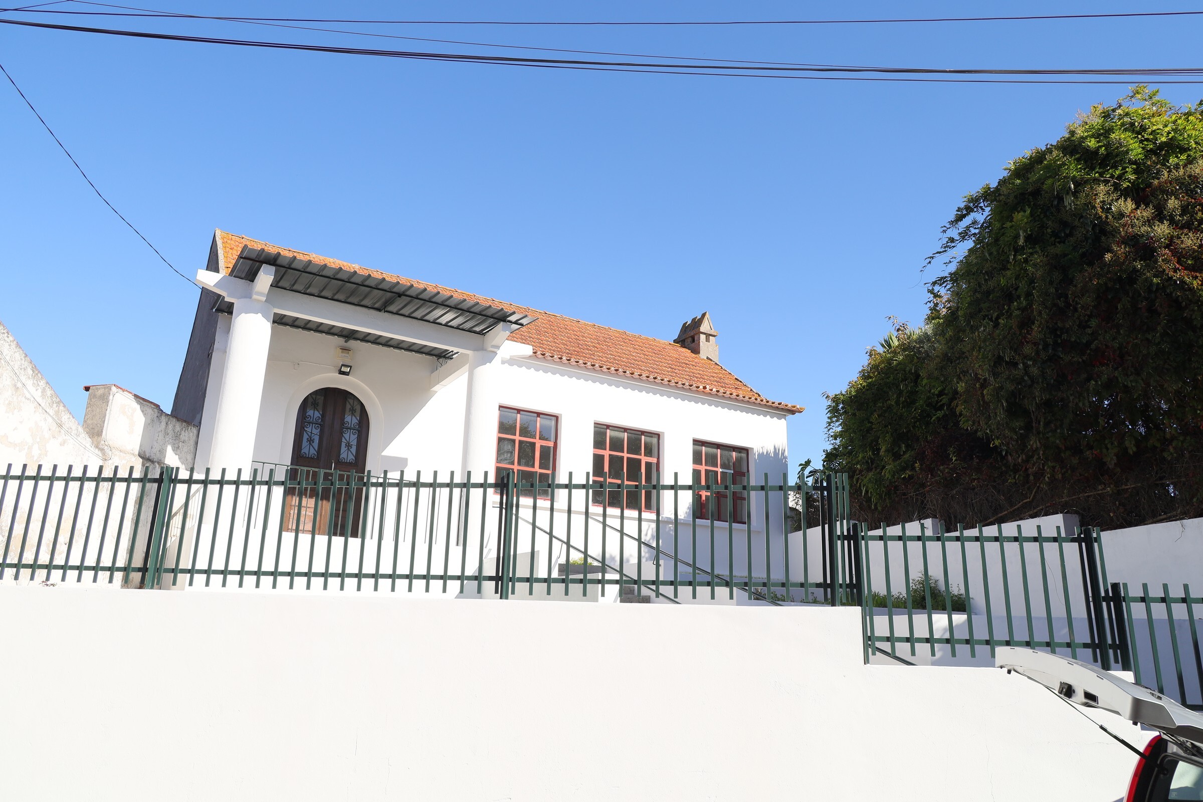 Contrato de Comodato de cedência da antiga Escola Primária de Aradas ao Grupo Etnográfico e Cénic...