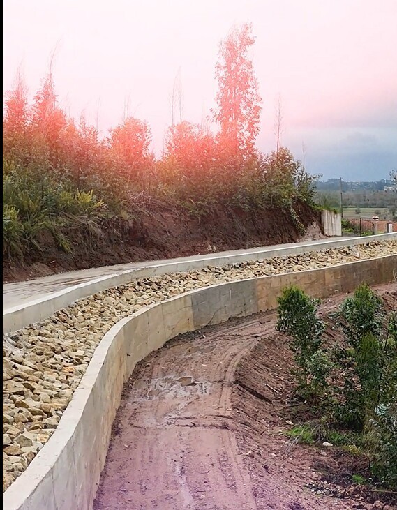 Reforçados taludes de suporte em Frossos