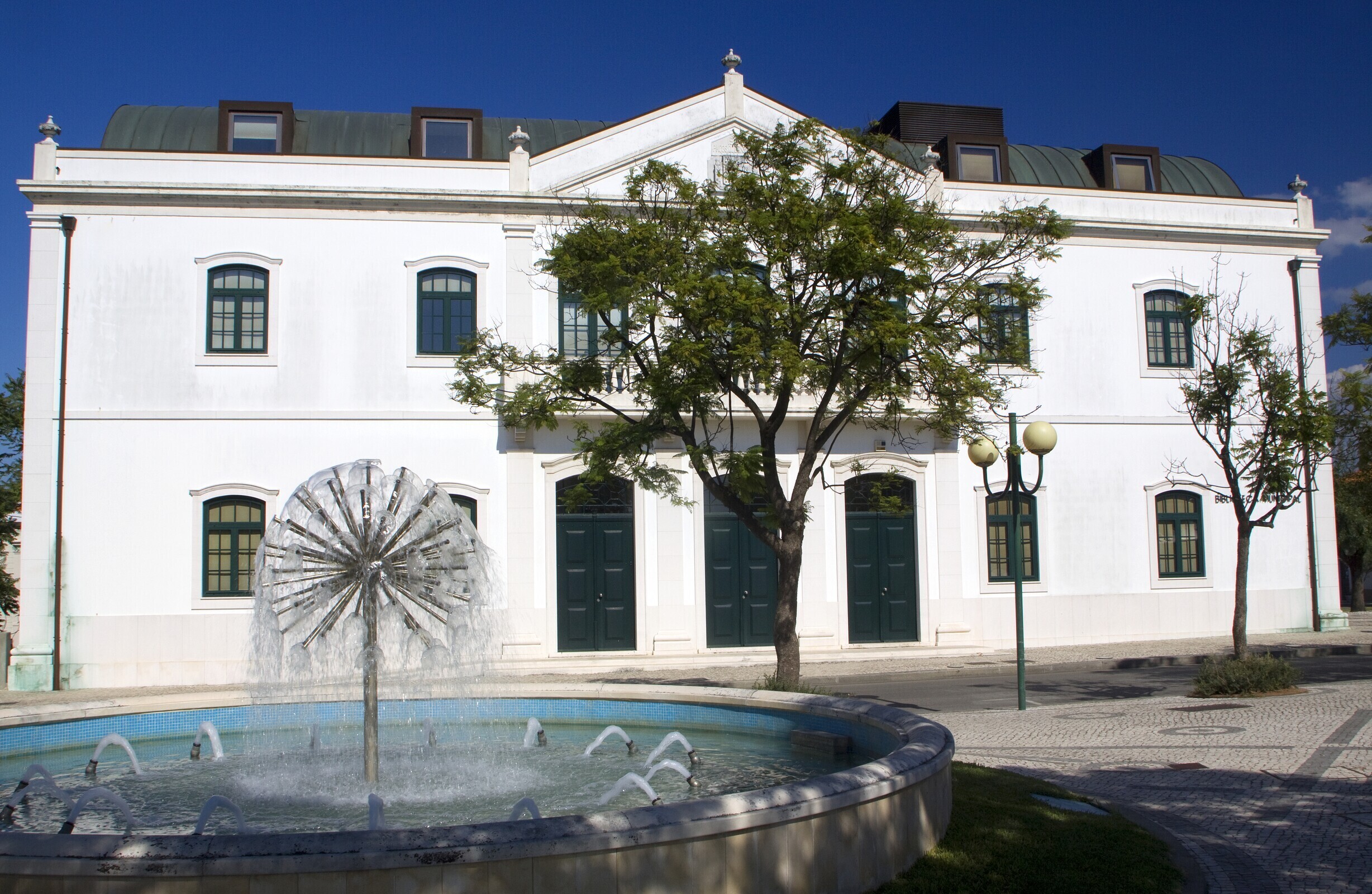 Biblioteca apresenta livro: “Oficina do Desassossego”