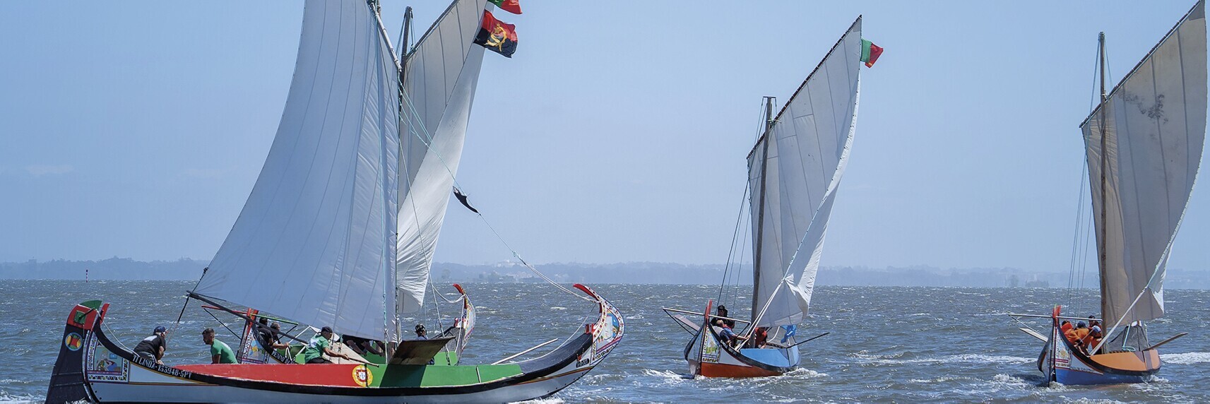 Três barcos moliceiros, a navegar na Ria de Aveiro
