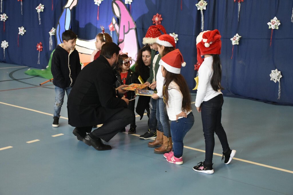 CÂMARA MUNICIPAL OFERECEU UMA PRENDA A TODOS OS ALUNOS DO PRÉ-ESCOLAR E DO 1º CICLO DO AGRUPAMENT...