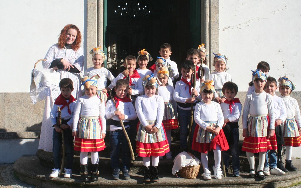  ALUNOS DA ESCOLA DE SÃO SILVESTRE E DO INFANTÁRIO DA SANTA CASA RECRIARAM AS NOVENAS A SÃO GONÇALO