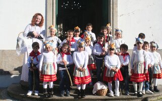  ALUNOS DA ESCOLA DE SÃO SILVESTRE E DO INFANTÁRIO DA SANTA CASA RECRIARAM AS NOVENAS A SÃO GONÇALO