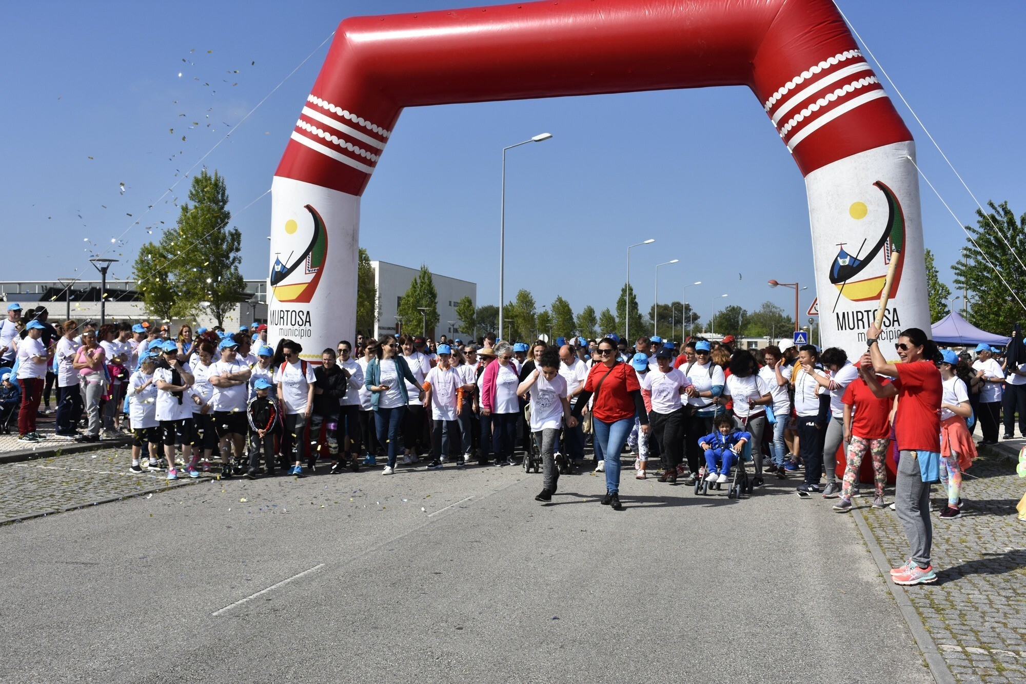 MAIS DE 800 PESSOAS CAMINHARAM E CORRERAM PELO AUTISMO