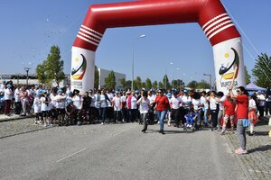 MAIS DE 800 PESSOAS CAMINHARAM E CORRERAM PELO AUTISMO