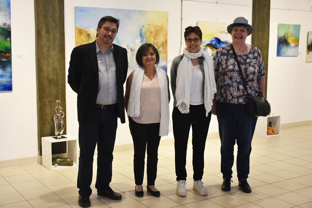 MARIA DE LOURDES EXPÕE NA GALERIA MUNICIPAL E DINAMIZA PINTURA COMUNITÁRIA NA TORREIRA