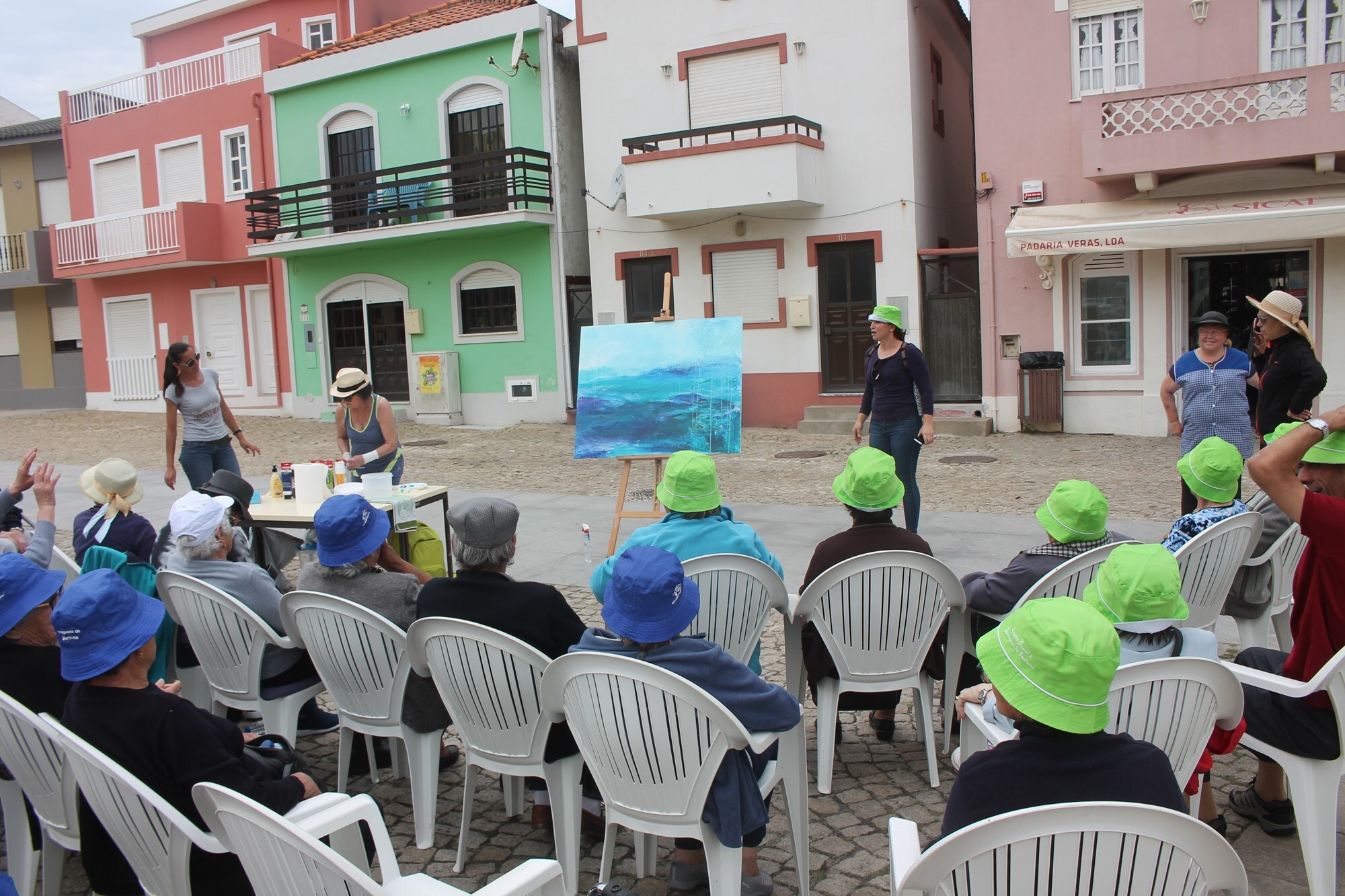 TORREIRA RECEBEU UMA SESSÃO DE PINTURA DE TELA COMUNITÁRIA