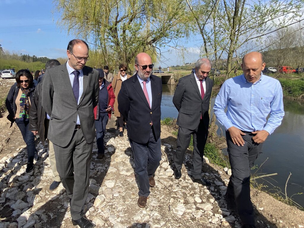 Ministro do Ambiente visitou intervenção realizada no Rio Cértima