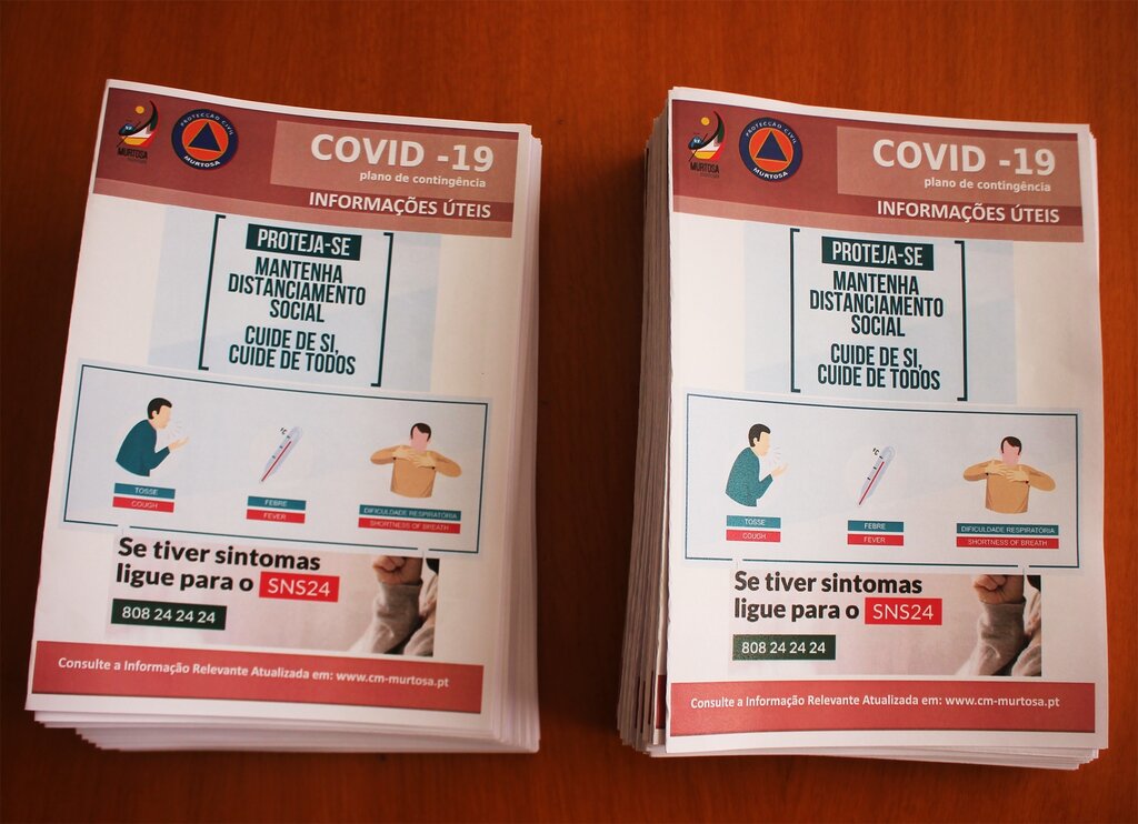 FOLHETOS E CARTAZES COM INFORMAÇÃO ÚTIL