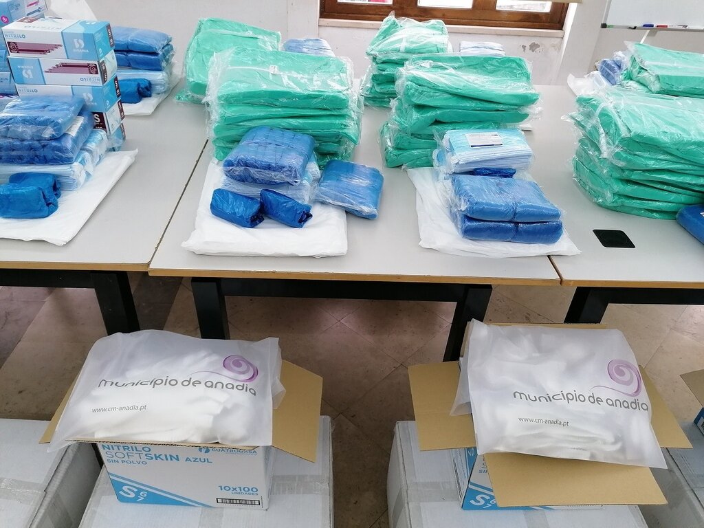 COVID-19: CÂMARA DE ANADIA ENTREGA EQUIPAMENTOS DE PROTEÇÃO