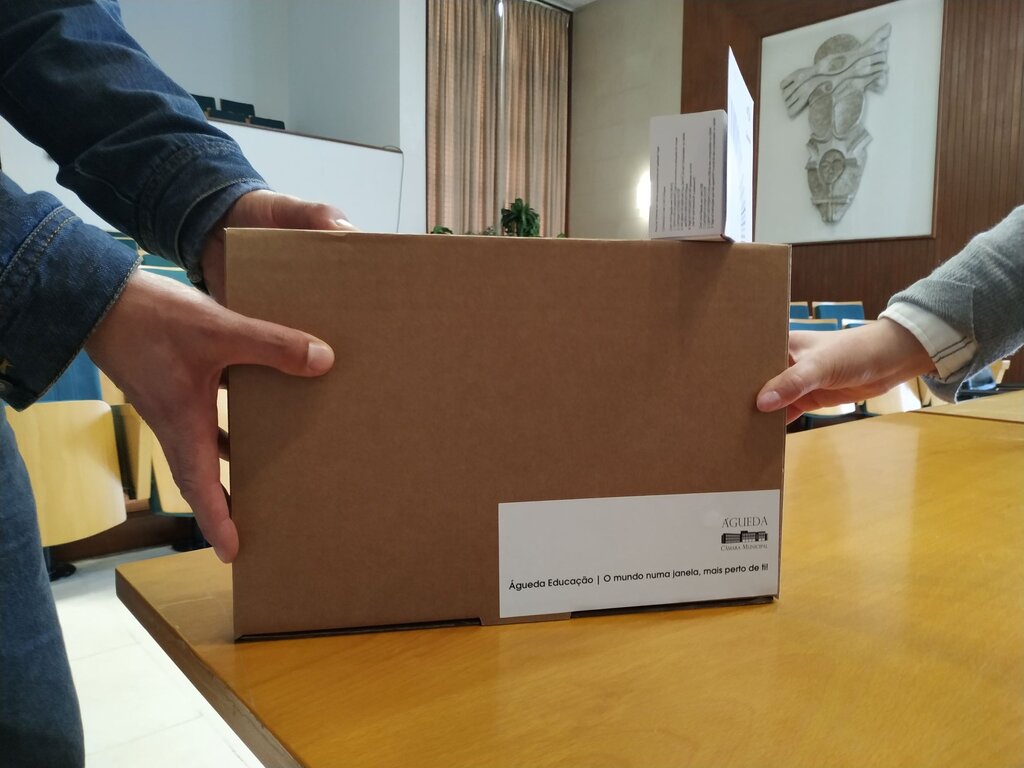 Câmara de Águeda entrega equipamentos informáticos e acesso à Internet às escolas