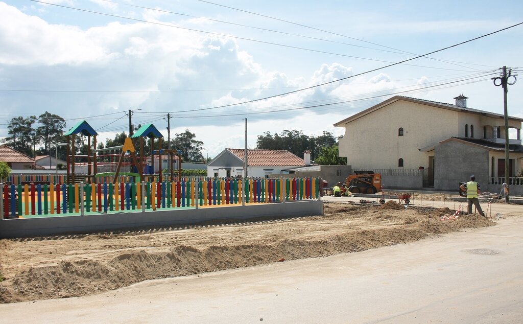 EM CURSO A CONSTRUÇÃO DO PARQUE INFANTIL NA ARRIBAÇÃO COM REQUALIFICAÇÃO DA ENVOLVENTE