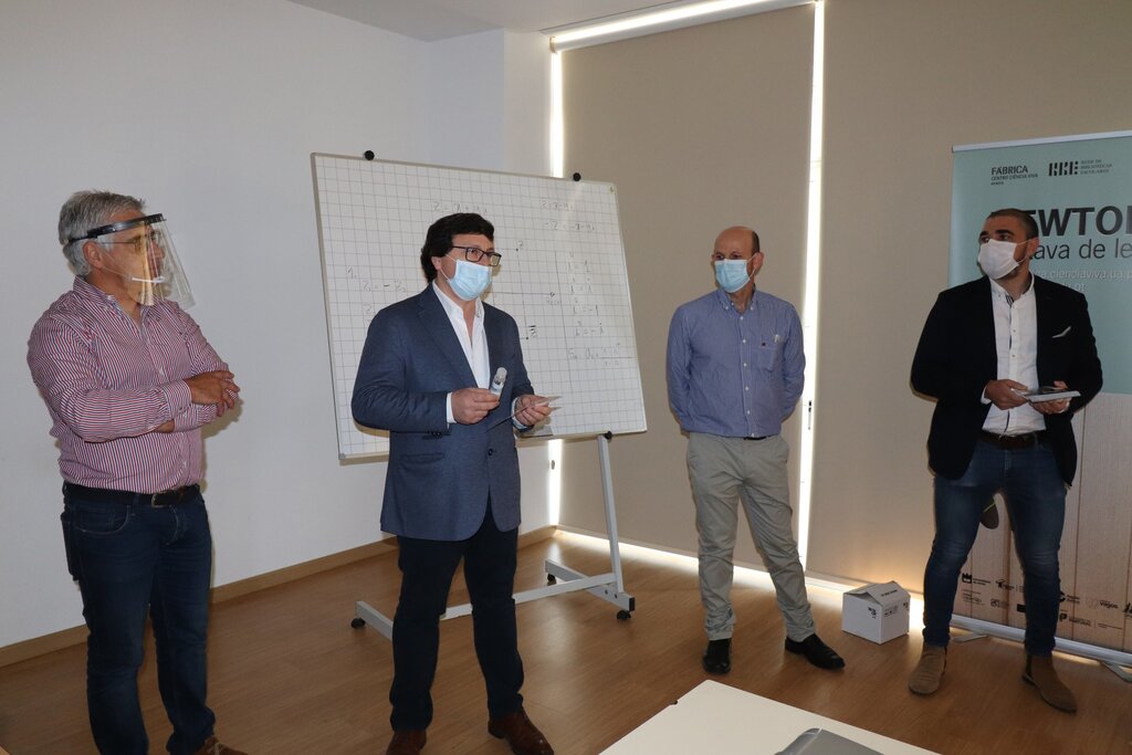 EMPRESA VAGUENSE OFERECE SOLUÇÃO DE ÁLCOOL GEL AOS ALUNOS DO CONCELHO