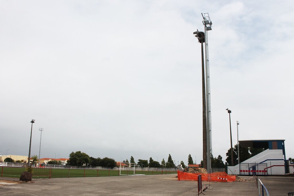 ILUMINAÇÃO DO ESTÁDIO MUNICIPAL ESTÁ A SER RENOVADA