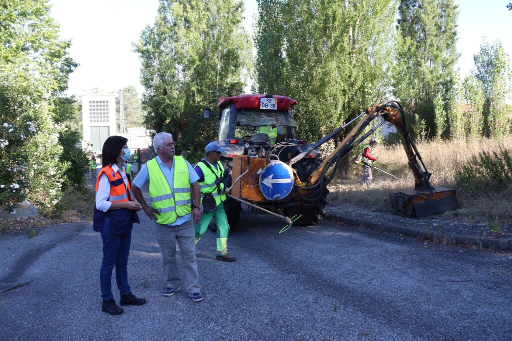 Município limpa terreno de escolas abandonadas