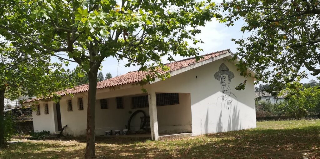 Município cede escola a associação de Avelãs de Caminho