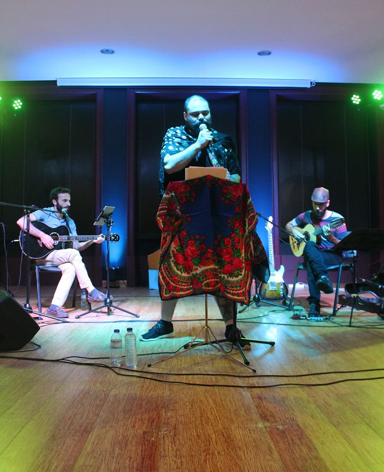 O HOMEM DO XAILE APRESENTOU-SE NA OFICINA DE ARTES