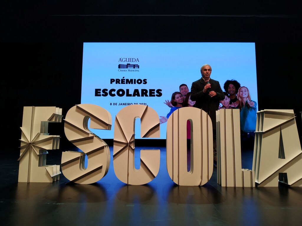 Câmara Municipal entrega prémios de mérito escolar a 19 alunos do concelho