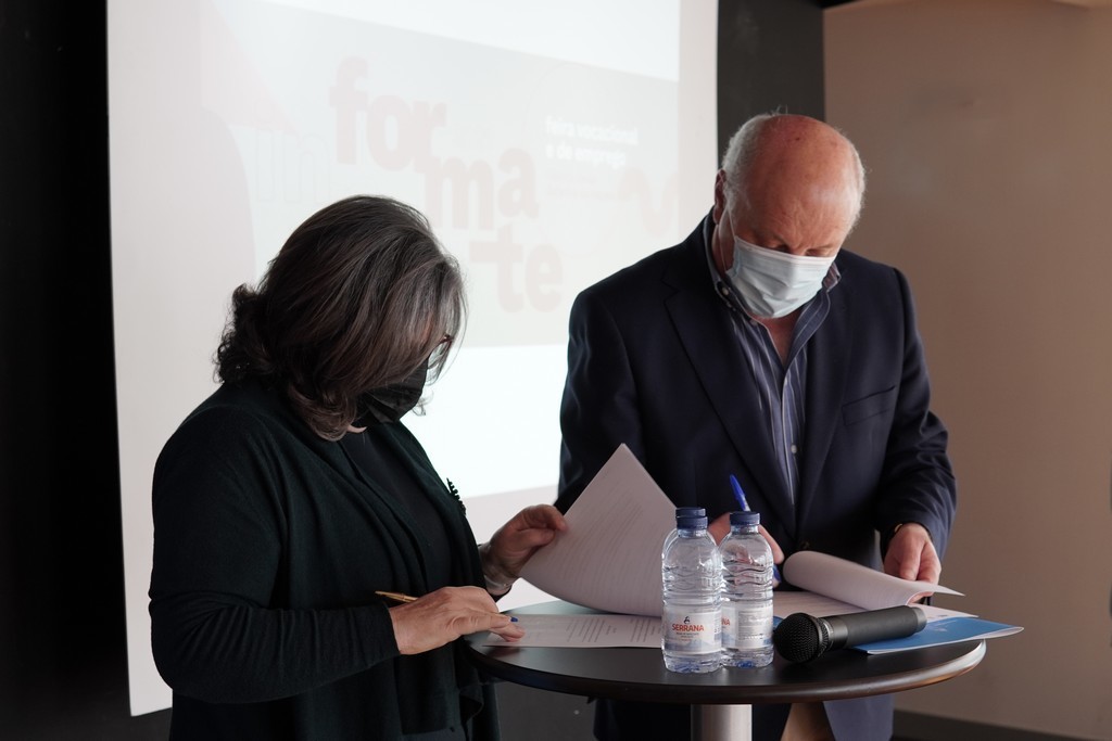 Câmara Municipal formaliza protocolo com o Agrupamento de Escolas da Gafanha da Nazaré para a pro...