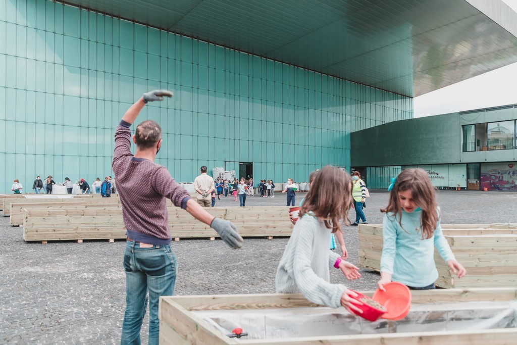 23 Milhas avança com pinturas do chão da Praça da Casa da Cultura de Ílhavo