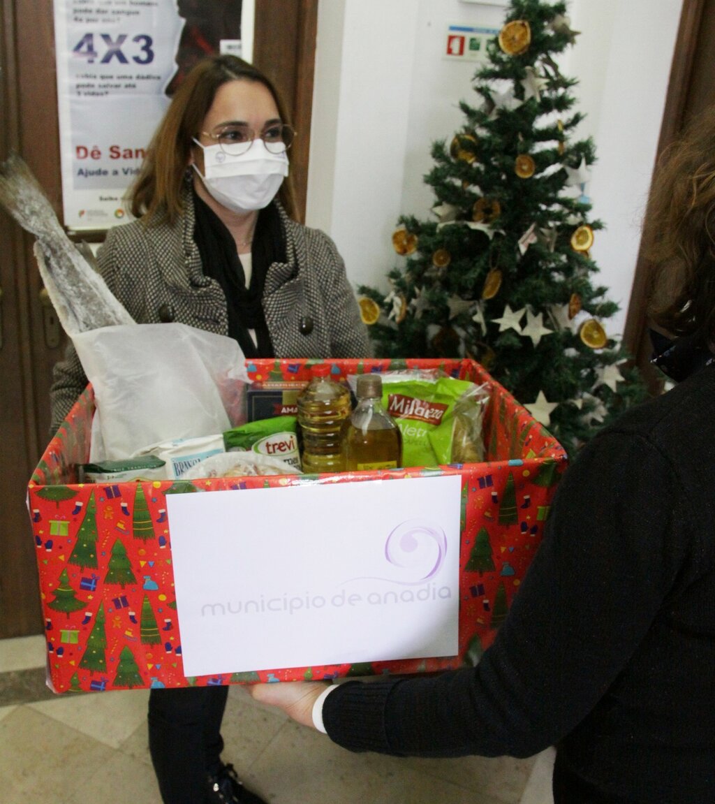 Oferta de cabazes de Natal a famílias carenciadas