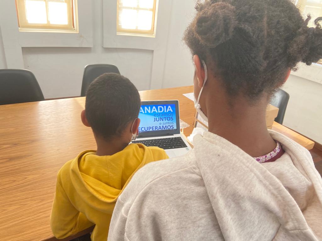 Município empresta computadores a alunos carenciados