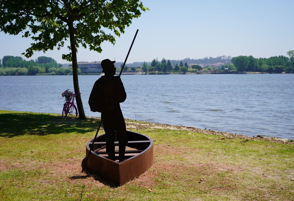 Instalações artísticas colocadas nas margens da Pateira evocam pescadores