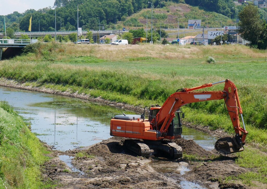 Regularização do leito do rio Águeda e do canal secundário está em curso