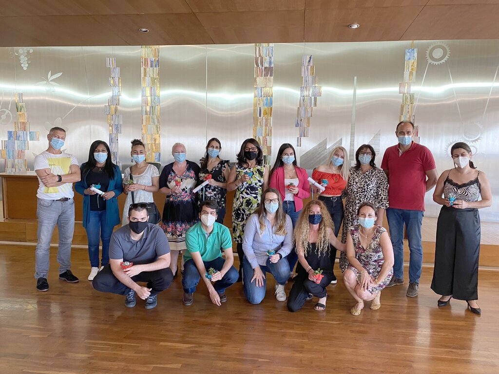 Migrantes recebem diploma de curso de português