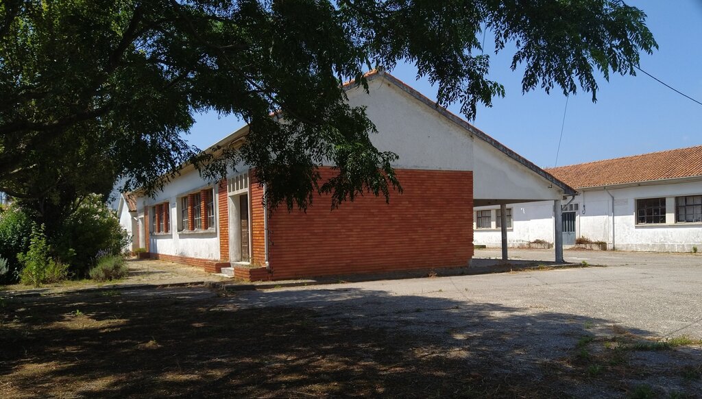 Cedência de escolas a associações