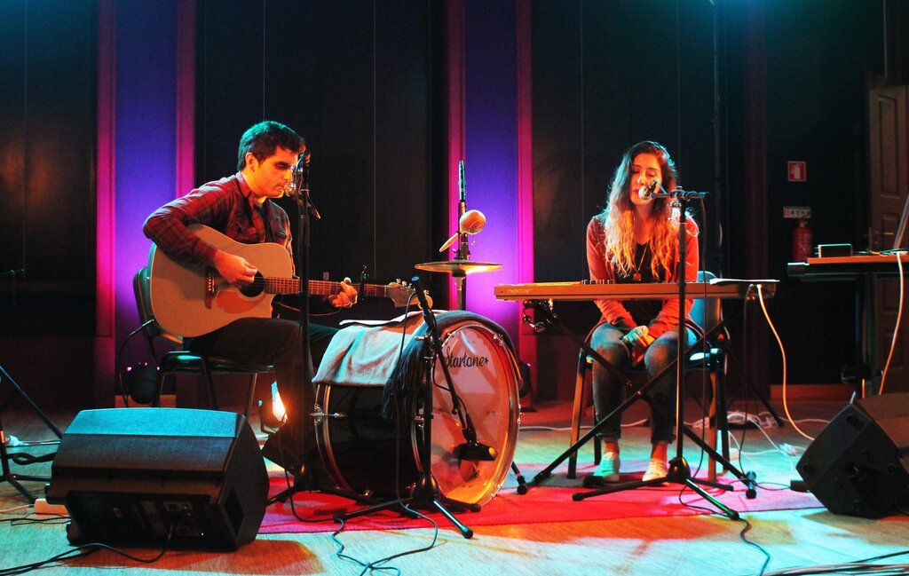 MIGUEL CORDEIRO E SARA NUNES APRESENTAM-SE NA OFICINA DE ARTES