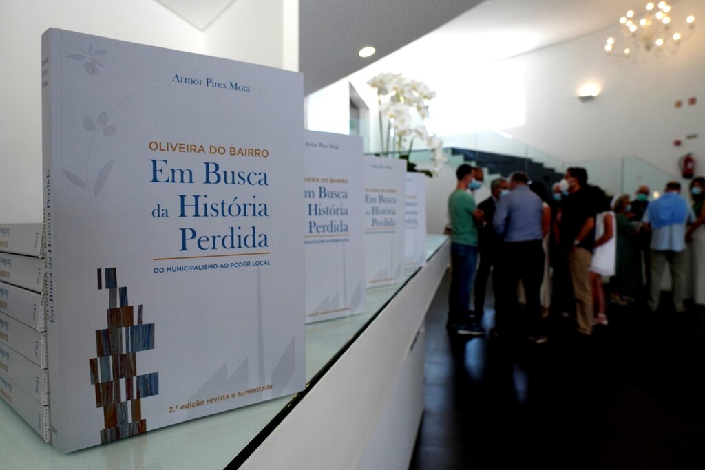 Apresentada a nova edição do livro "Oliveira do Bairro – Em Busca da História Perdida: do Municip...