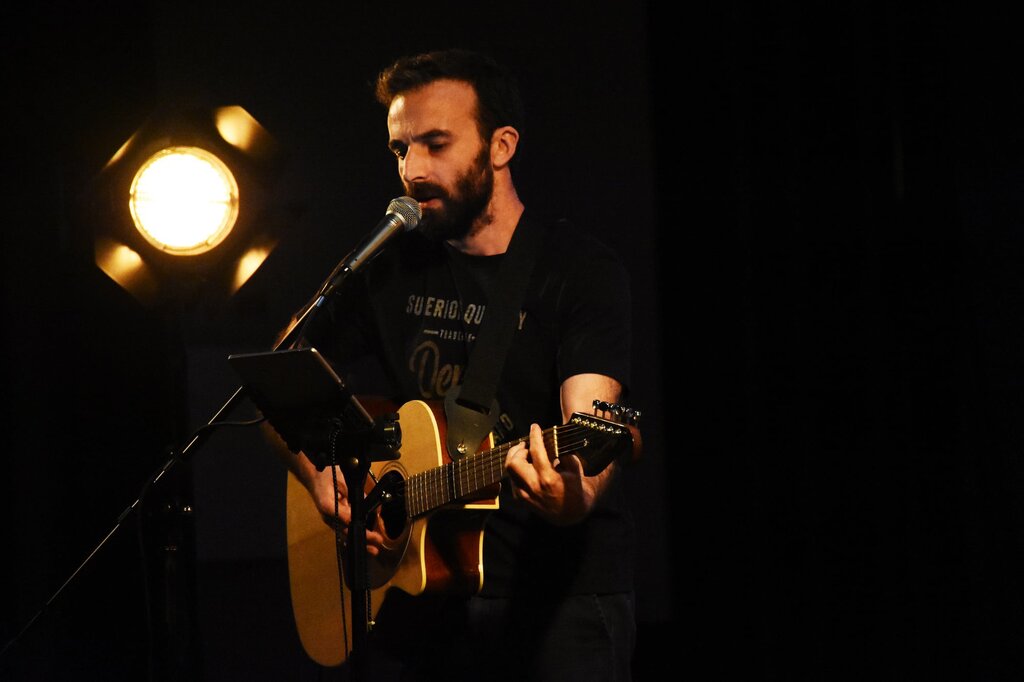 TIAGO AMADOR APRESENTOU-SE NA OFICINA DE ARTES