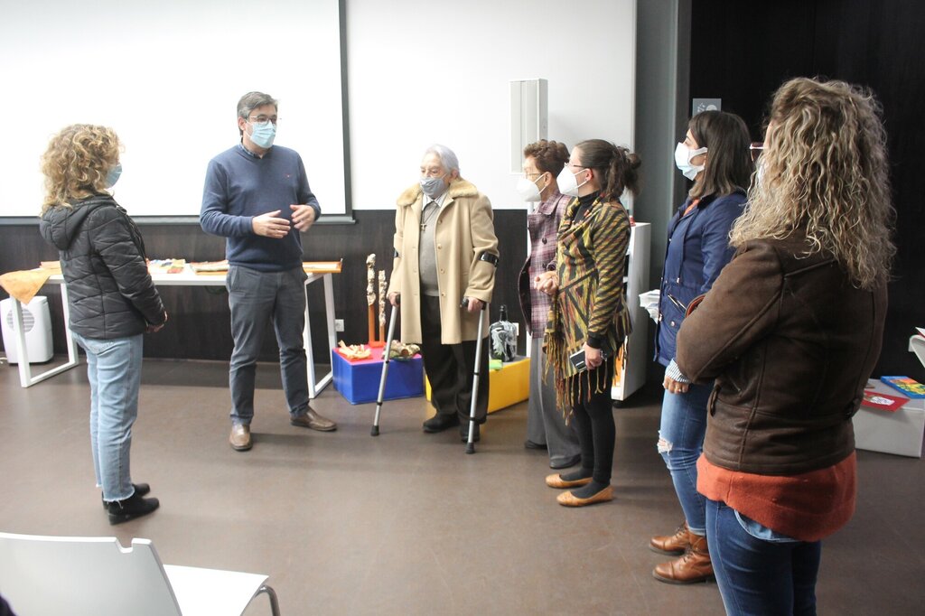 INAUGURADA A EXPOSIÇÃO DE PINTURA E PEÇAS ARTESANAIS DE MARIA DE LOURDES CASCAIS