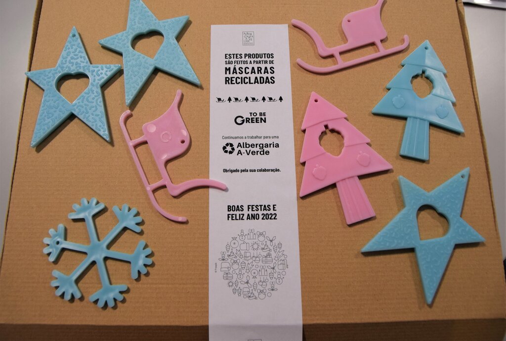 Decorações de Natal nascem a partir de máscaras recicladas